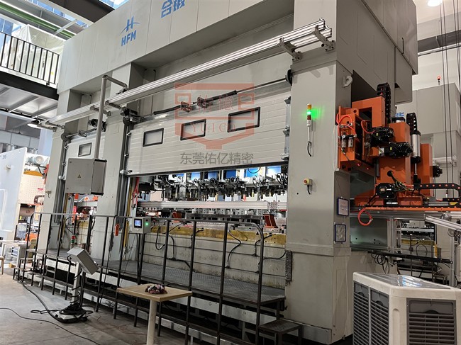 沖床三次元機(jī)械手(12工位)配套1700T液壓沖床自動(dòng)化沖壓生產(chǎn)線