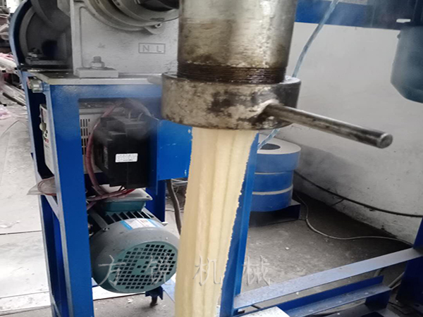 江蘇自熟牛筋面機(jī)生產(chǎn)辣條現(xiàn)場(chǎng)