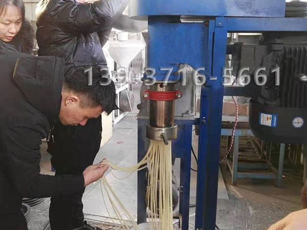 山東老客戶(hù)來(lái)方銳機(jī)械又買(mǎi)5臺(tái)全自動(dòng)牛筋面機(jī)